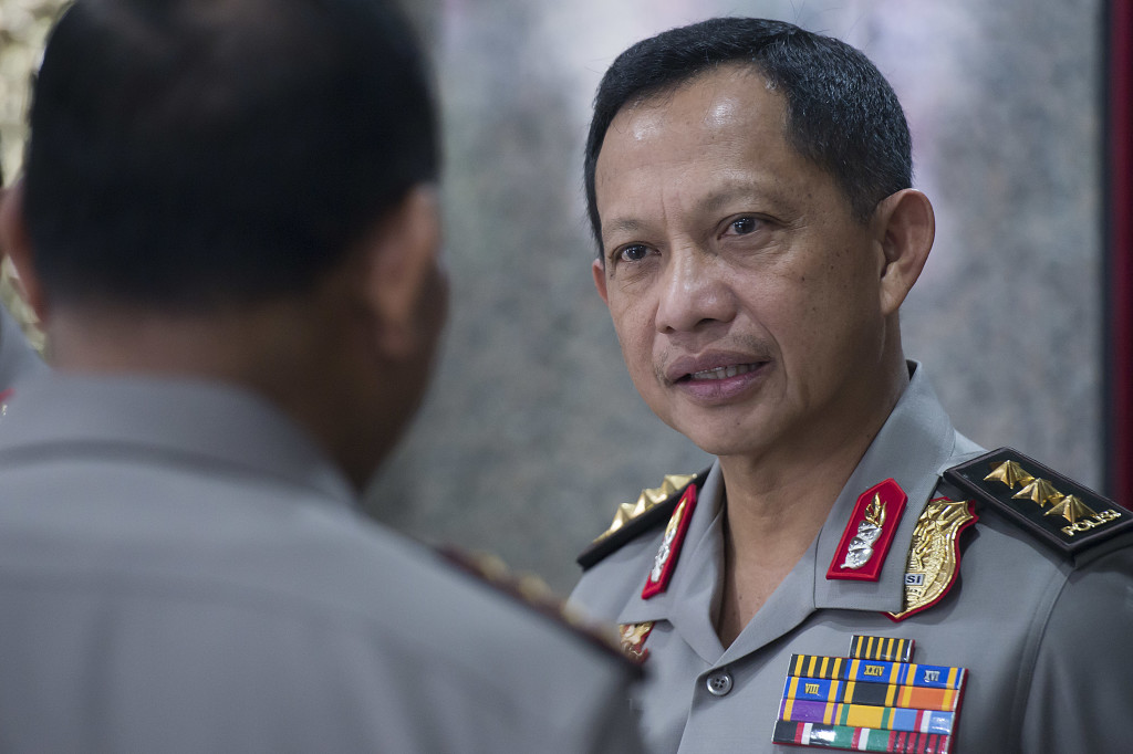 Kepala BNPT Komjen Pol Tito Karnavian (kanan) berbincang dengan Kapolri Jenderal Pol Badrodin Haiti (kiri) sebelum menyambut kedatangan Presiden Joko Widodo di Mabes Polri, Jakarta, Jumat (1/7). Presiden Joko Widodo menghadiri acara Syukuran Hari Bhayangkara ke-70 Tahun 2016 dan Buka Puasa Bersama keluarga besar Polri. ANTARA FOTO/Widodo S. Jusuf/foc/16.
